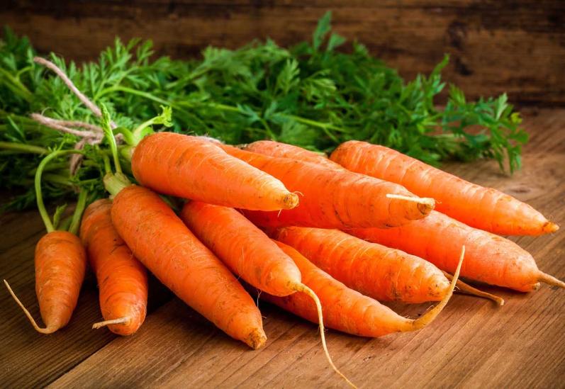 Почему морковь светлеет после чистки?